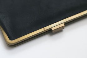 a(アー)フレームクラッチ(がま口長財布)