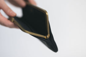 a(アー)フレームクラッチ(がま口長財布)