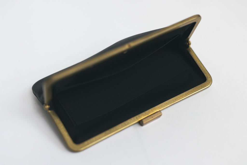 a(アー)フレームクラッチ(がま口長財布)