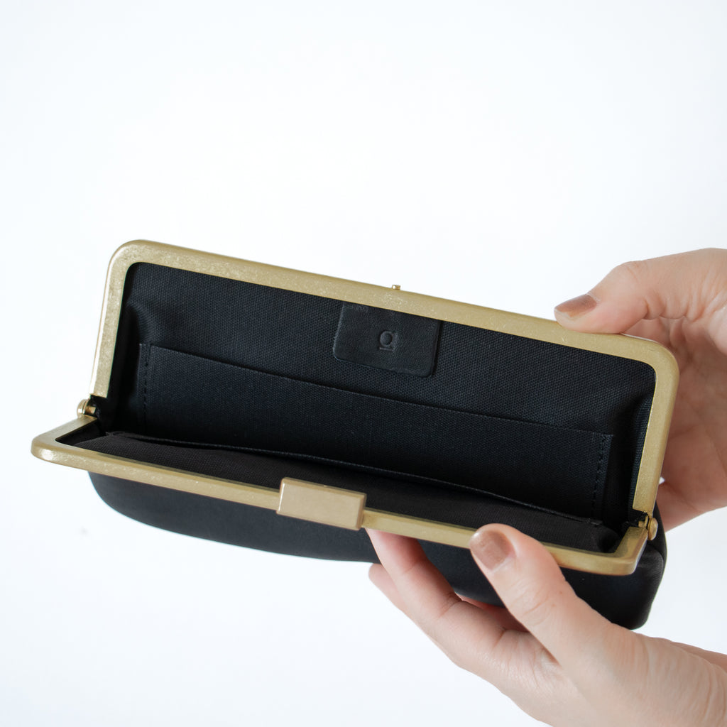 a(アー)フレームクラッチ(がま口長財布)