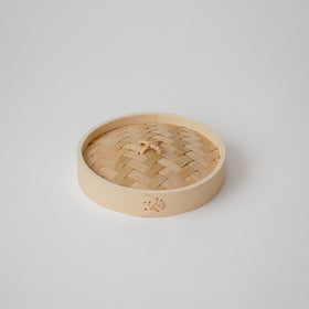 竹せいろのふた、網代編みでほどよく蒸気を逃す