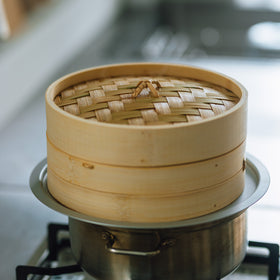 鍋に受け台を置いて、一段分のせいろをのせているところ