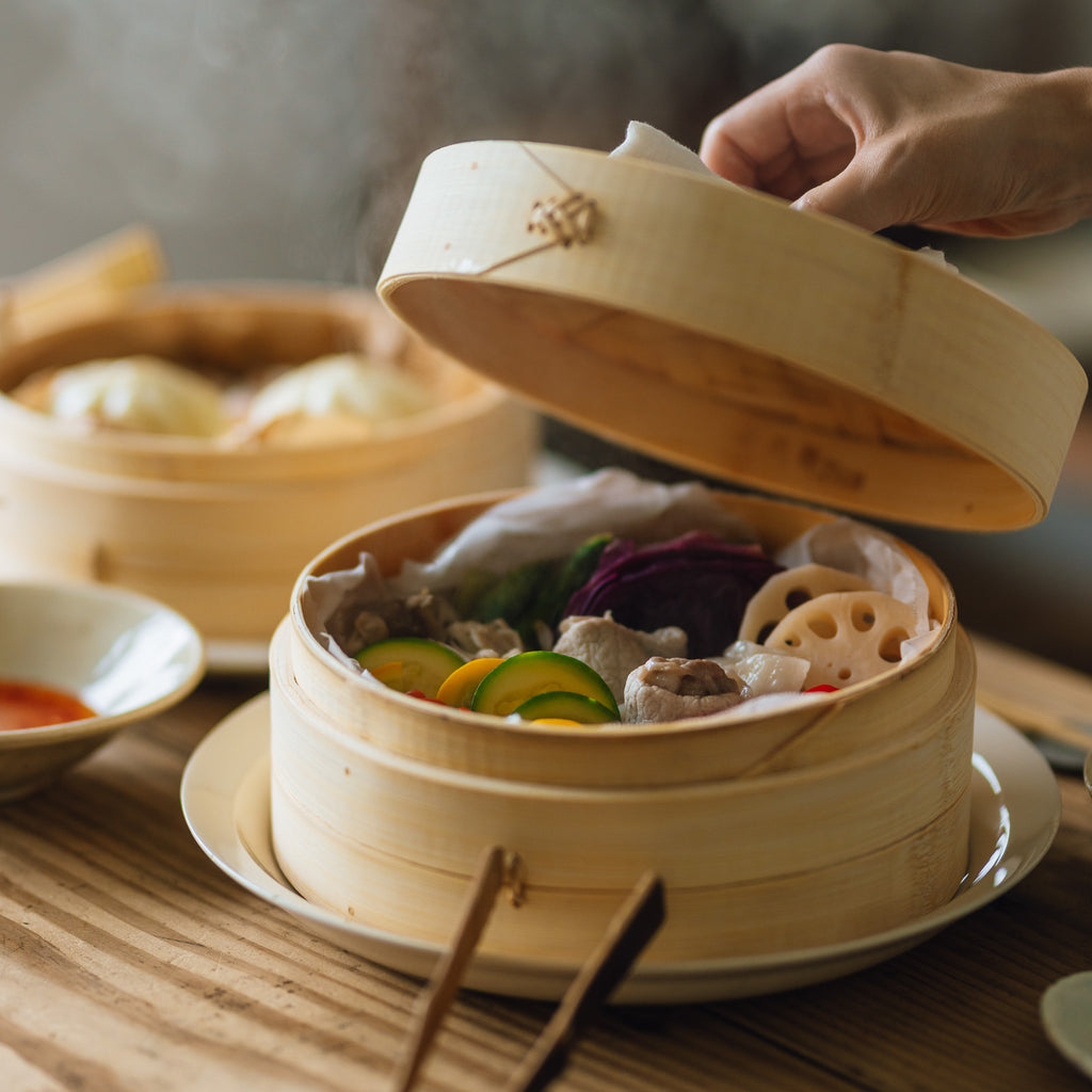 竹のせいろを開けると、湯気と一緒に色鮮やかな野菜