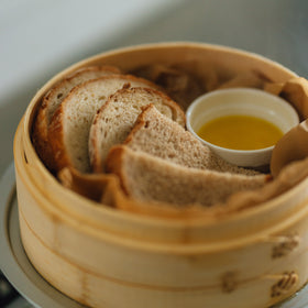 竹せいろで、パンを蒸している