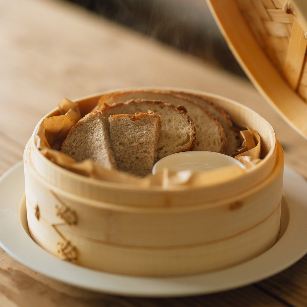 全粒粉のパンをせいろで蒸すと、小麦の香りが引き立つ