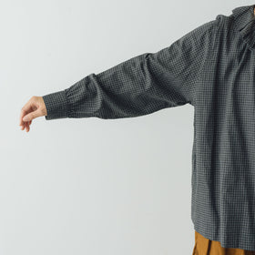 HAU ブラウス "ruffled" チェック チャコールグレー