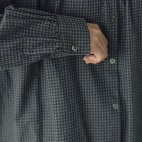 HAU ブラウス "ruffled" チェック チャコールグレー