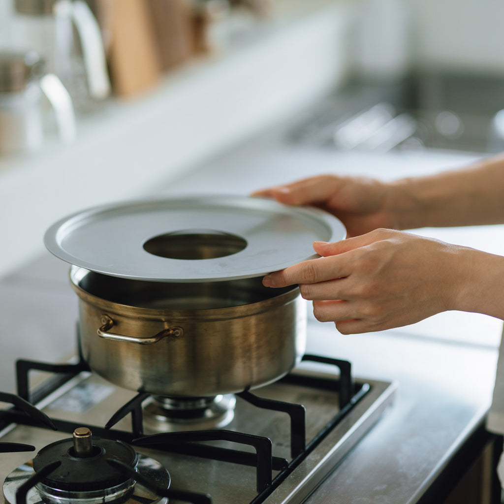 せいろ用の受け台を鍋に置いているところ