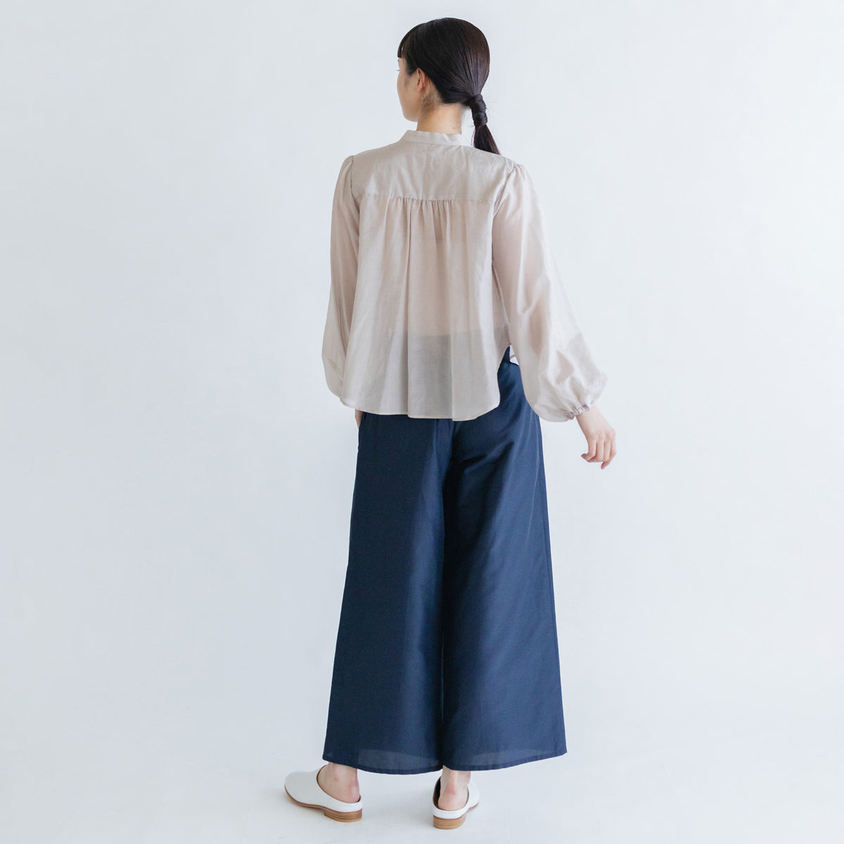 kiji コットンシルク　アイボリー　パンツ 公式 ストアファッション - kiji コットンシルク アイボリー パンツ