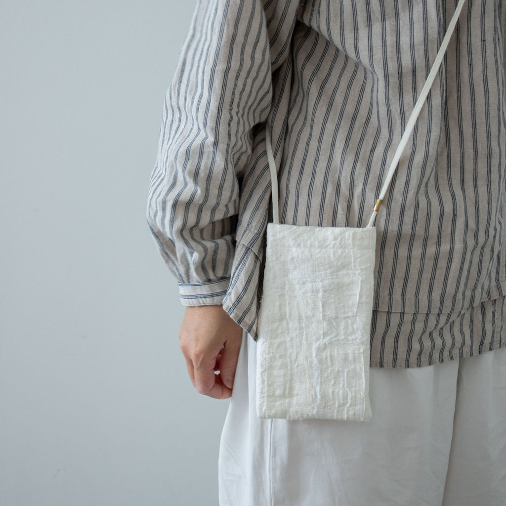 工藤由美 スマホポシェット 白