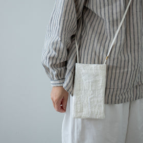 工藤由美 スマホポシェット 白