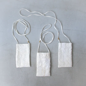 工藤由美 スマホポシェット 白