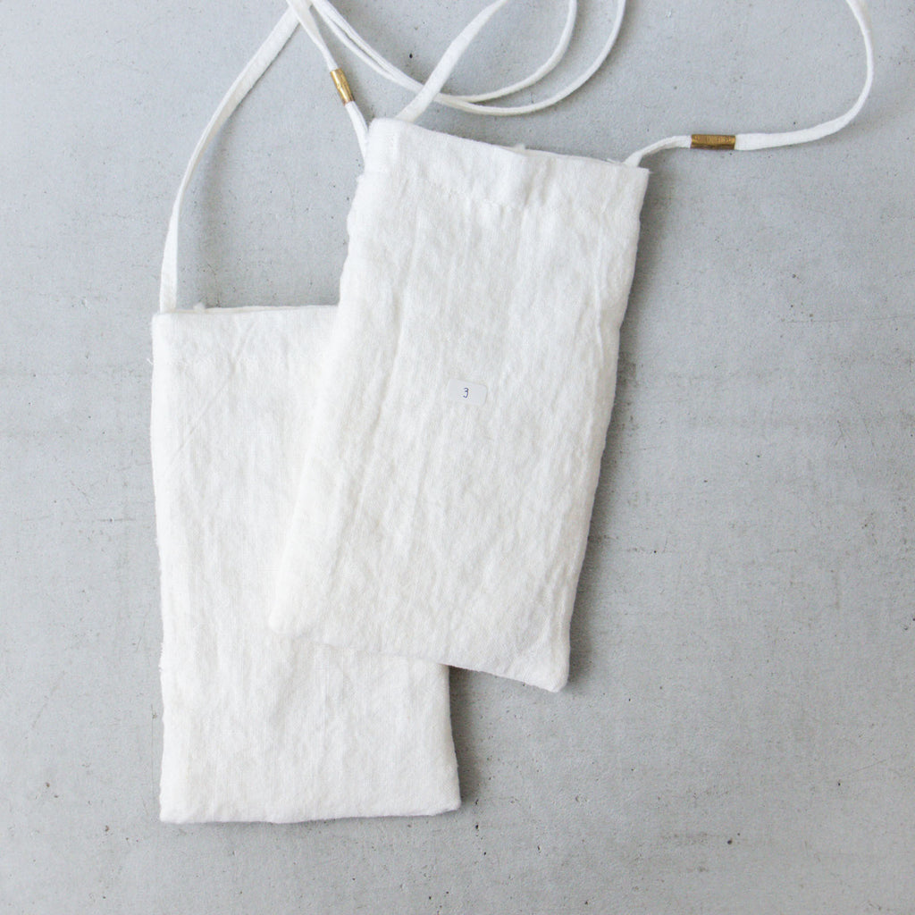 工藤由美 スマホポシェット 白