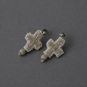 ピアス B(ベージュの糸玉)