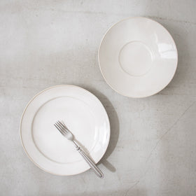 同じ玉縁シリーズの「リム深皿」と揃えると、食卓にまとまりが生まれます。
