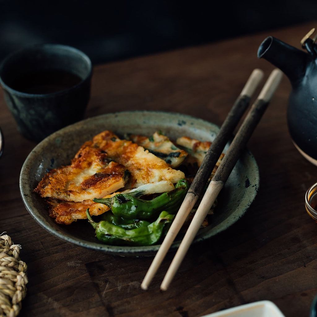 ラオスに自生するケームという木で作った箸。樹皮を残して仕上げた素朴な見た目で、食卓にアクセントをもたらす。