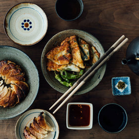 ラオスに自生するケームという木で作った箸。樹皮を残して仕上げた素朴な見た目で、食卓にアクセントをもたらす。