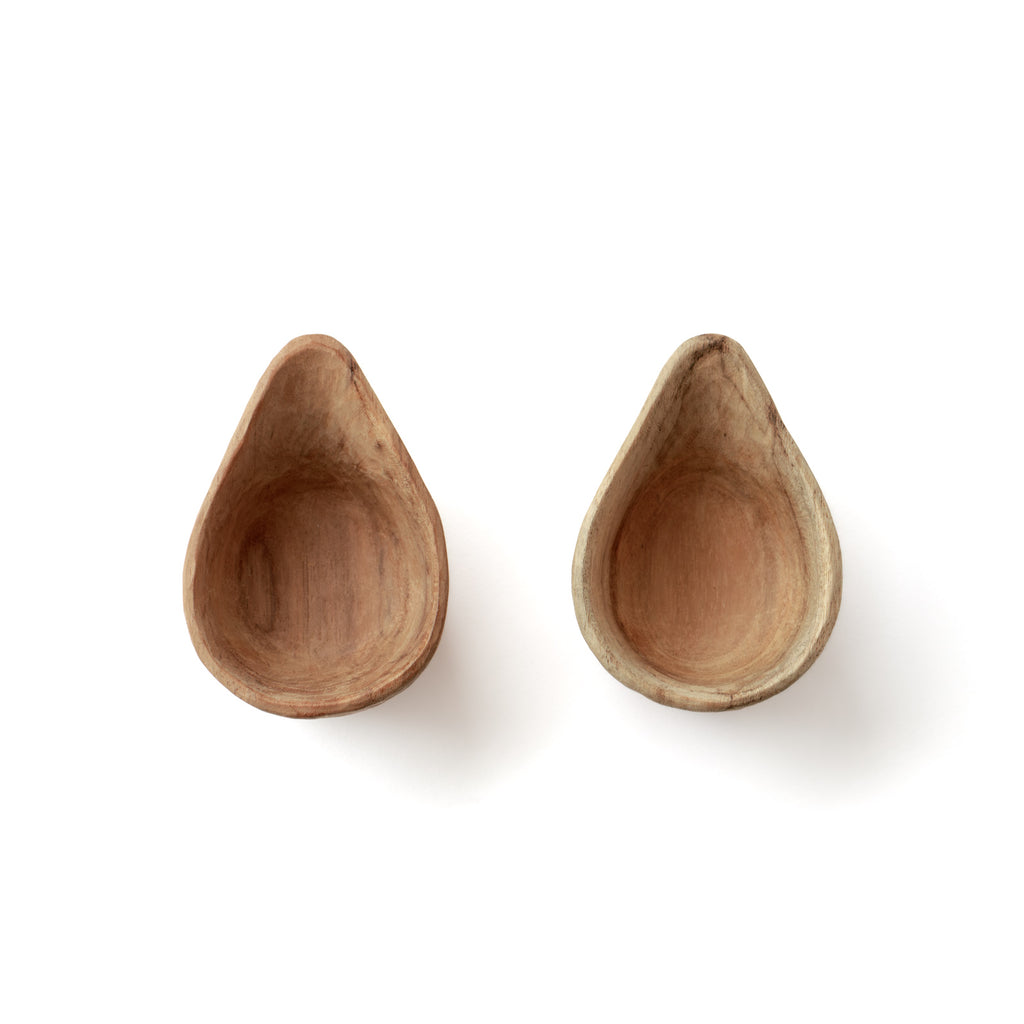 無塗装仕上げの木のミルクピッチャー。ラオスで植林したチーク材を使用。上から見ると、しずく型のかたち。