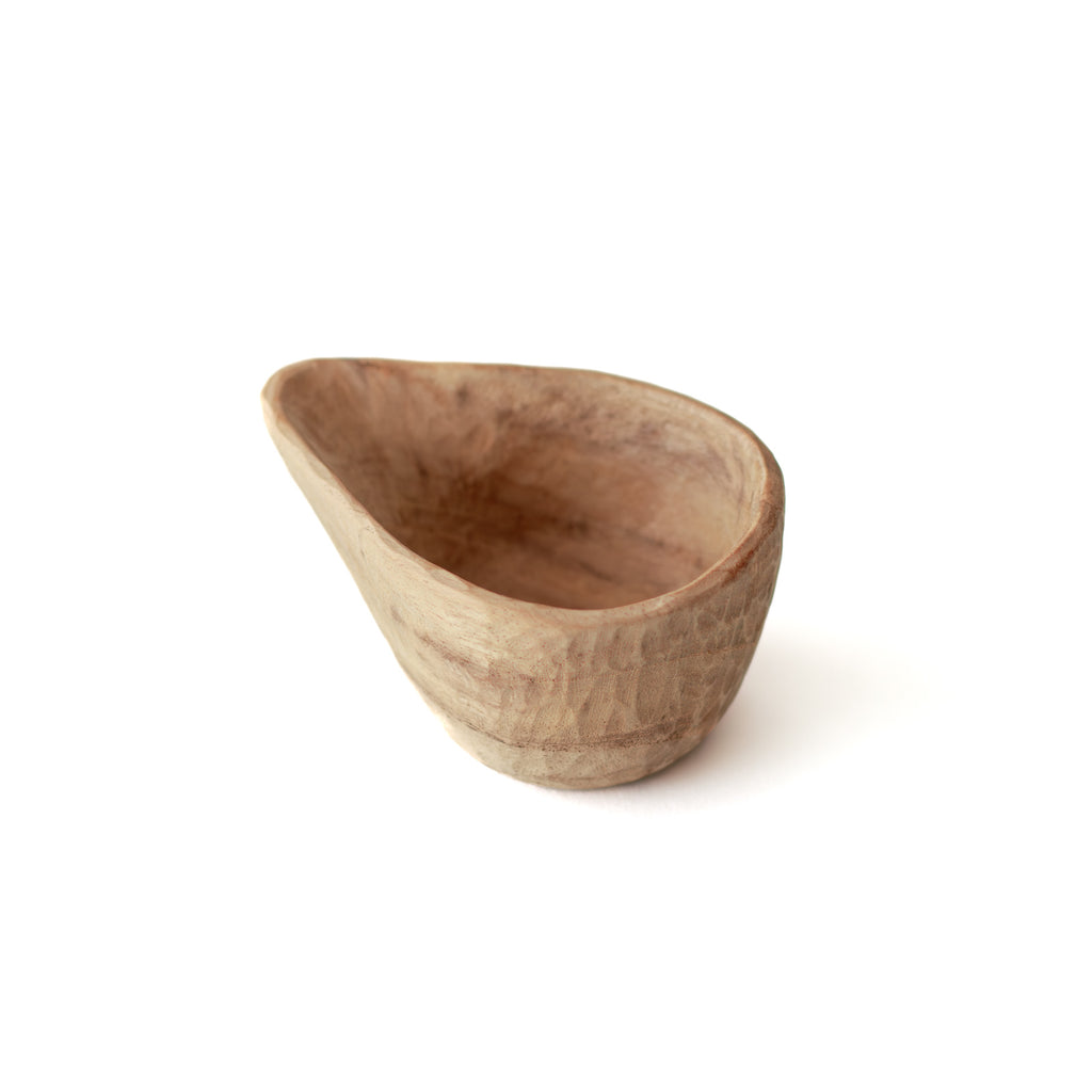 無塗装仕上げの木のミルクピッチャー。ラオスで植林したチーク材を使用。ひとつひとつ削ったあとが残る、素朴な風合い。