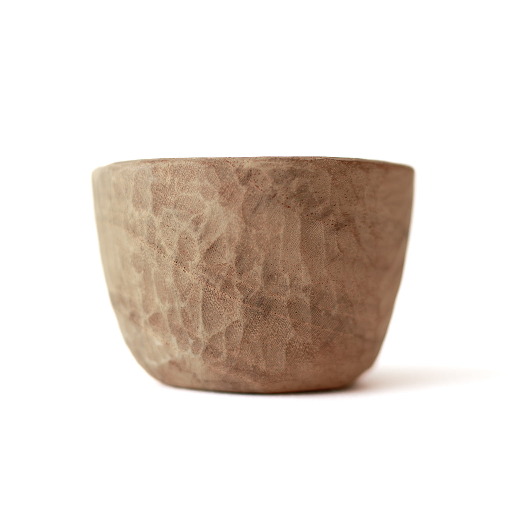 無塗装仕上げの木のミルクピッチャー。ラオスで植林したチーク材を使用。ひとつひとつ削ったあとが残る、素朴な風合い。