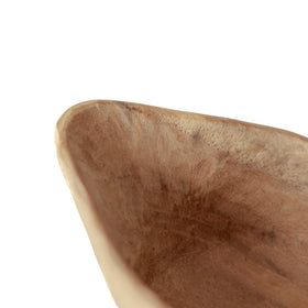 無塗装仕上げの木のミルクピッチャー。ラオスで植林したチーク材を使用。手作りの素朴なカーブに温もりを感じる。