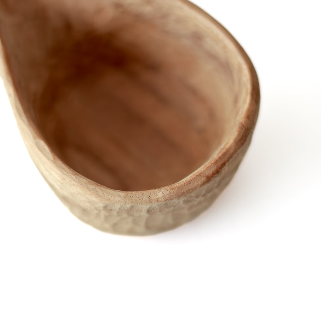 無塗装仕上げの木のミルクピッチャー。ラオスで植林したチーク材を使用。手作りの素朴なカーブに温もりを感じる。