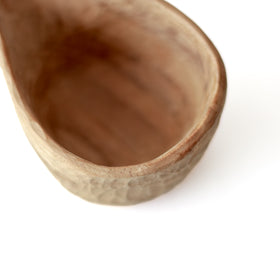 無塗装仕上げの木のミルクピッチャー。ラオスで植林したチーク材を使用。手作りの素朴なカーブに温もりを感じる。