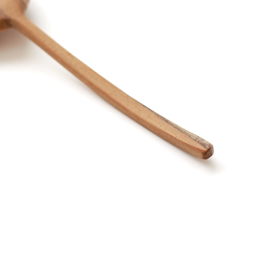 ラオス製チークのサーバースプーン。細く繊細なカーブの柄が特徴