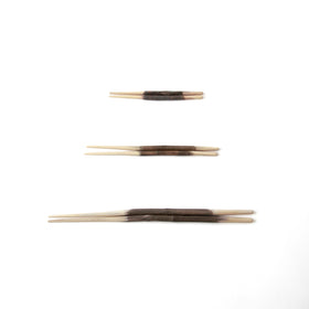 ラオスに自生するケームという木で作った箸。15cm、21cm、32cmの3サイズ。樹皮を残して、無塗装で仕上げた素朴なお箸。