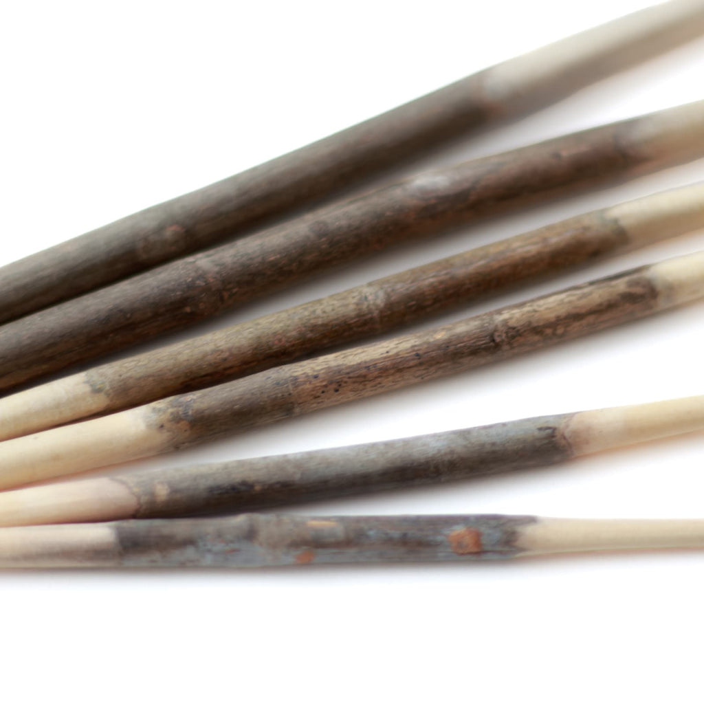 ラオスに自生するケームという木で作った箸。樹皮を残している部分と明るく白っぽい木肌のコントラストが個性的。