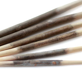 ラオスに自生するケームという木で作った箸。樹皮を残している部分と明るく白っぽい木肌のコントラストが個性的。