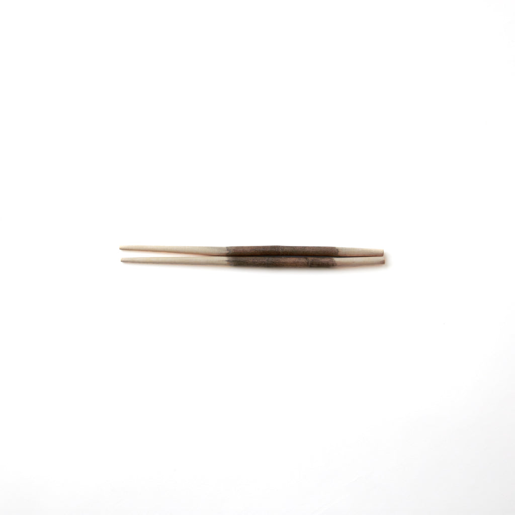 21cm。ラオスに自生するケームという木で作った箸。樹皮を残している部分と明るく白っぽい木肌のコントラストが個性的。