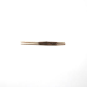 21cm。ラオスに自生するケームという木で作った箸。樹皮を残している部分と明るく白っぽい木肌のコントラストが個性的。