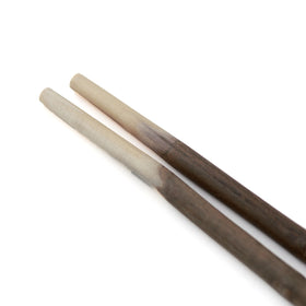 ラオスに自生するケームという木で作った箸。樹皮を残している部分と明るく白っぽい木肌のコントラストが個性的。