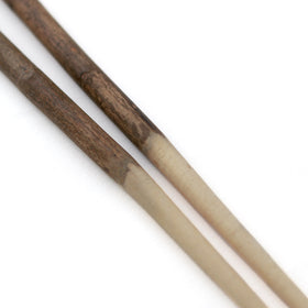 ラオスに自生するケームという木で作った箸。樹皮を残している部分と明るく白っぽい木肌のコントラストが個性的。