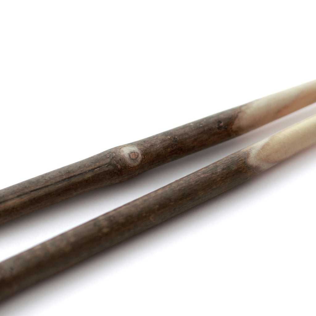 節があることも。木の枝をそのまま、お箸に仕上げたお箸は、食卓で優しい存在感を発揮。
