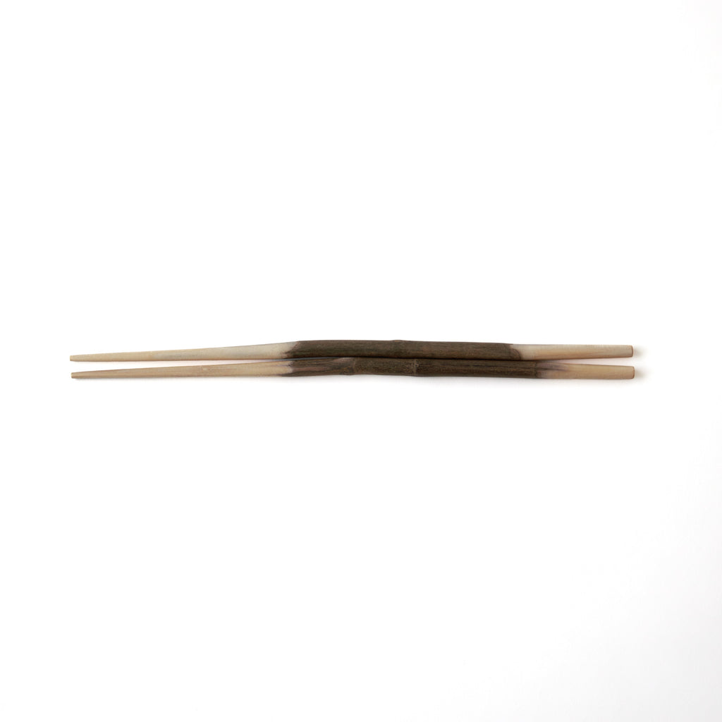 32cm。ラオスに自生するケームという木で作った箸。キャンプなど、アウトドアでの食事にも似合います。