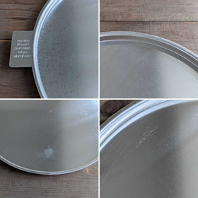 柔らかい素材でできており、製造工程で細かい傷や筋などがつきやすく、お使いいただくうちに更に使用感が出ます。