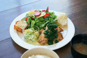 〈くらすこと別注〉yumiko iihoshi porcelain unjour plate ivory(つやあり)