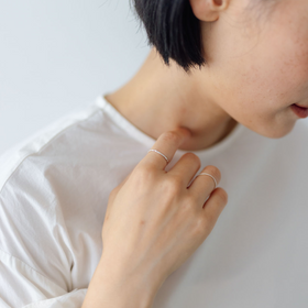 人差し指:muimaur kink mode ring シルバー