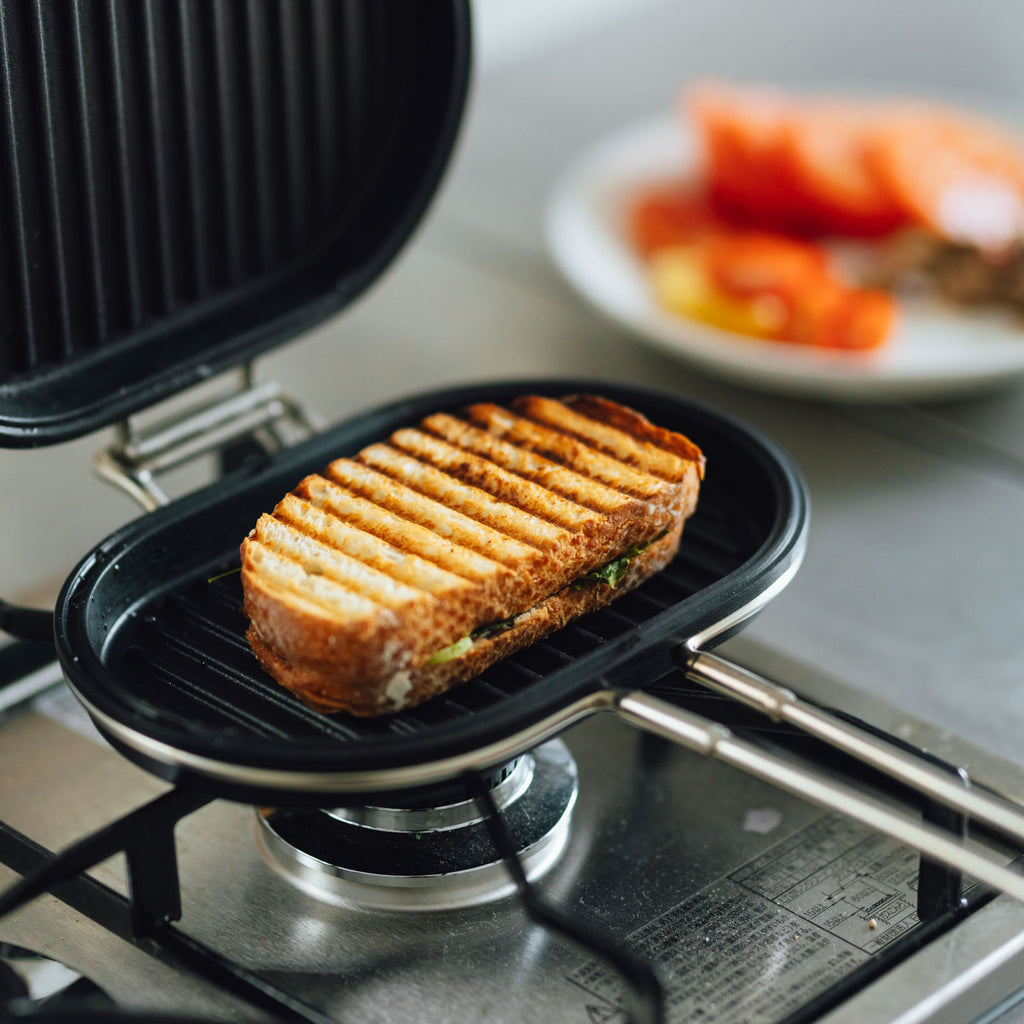 家事問屋 パニーニパン。バゲットを使ってホットサンドが作れる横長サイズ。