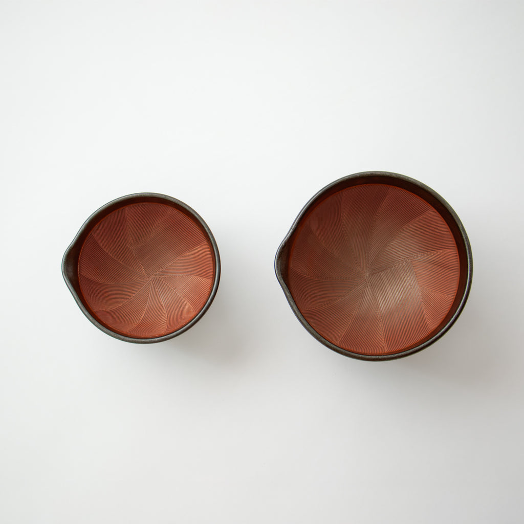 シリコン付きで滑りにくい、元重製陶所のすり鉢