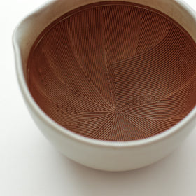 シリコン付きで滑りにくい、元重製陶所のすり鉢