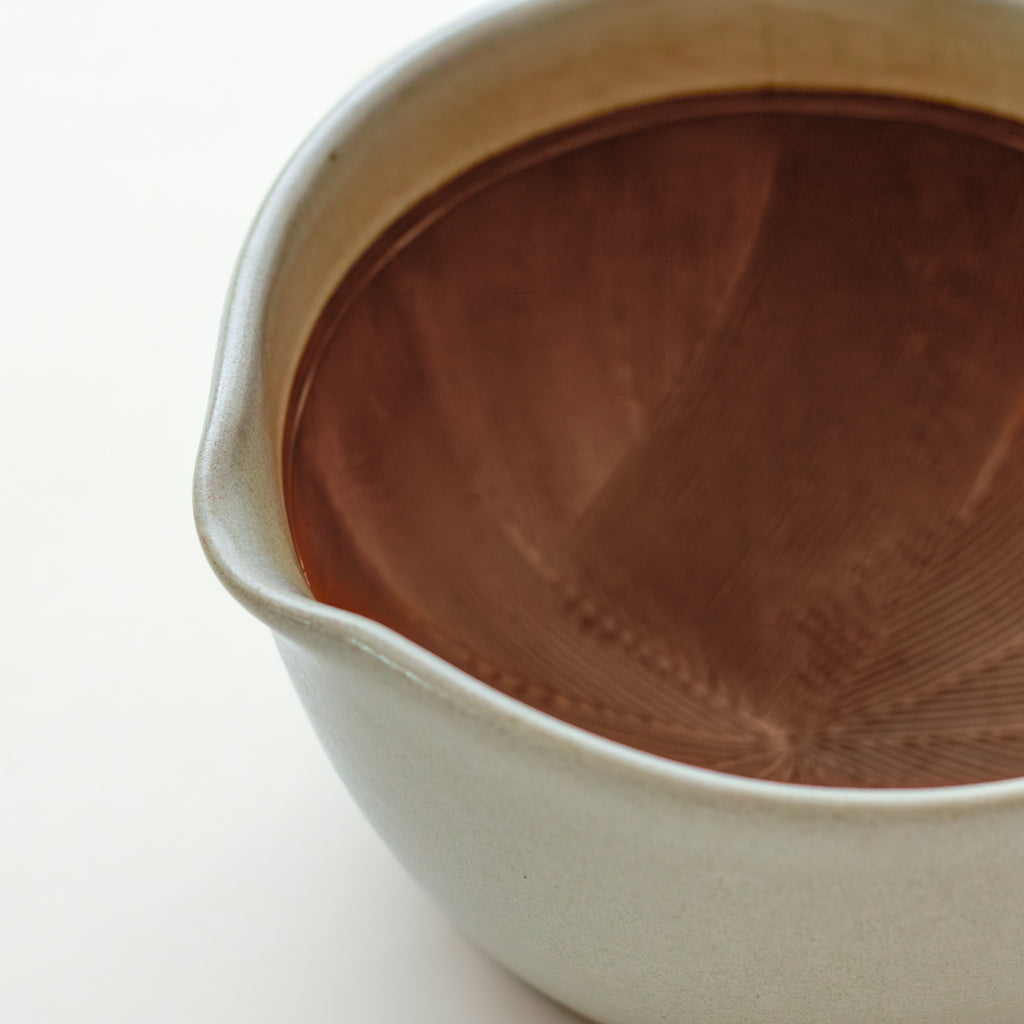 シリコン付きで滑りにくい、元重製陶所のすり鉢