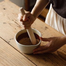 シリコン付きで滑りにくい、元重製陶所のすり鉢