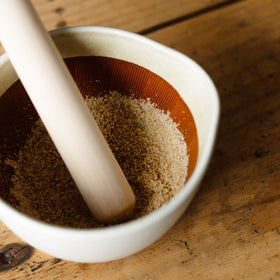 シリコン付きで滑りにくい、元重製陶所のすり鉢