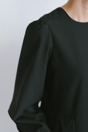 「わたしたちらしい、オケージョンのかたち」きちんとしたブラックワンピース