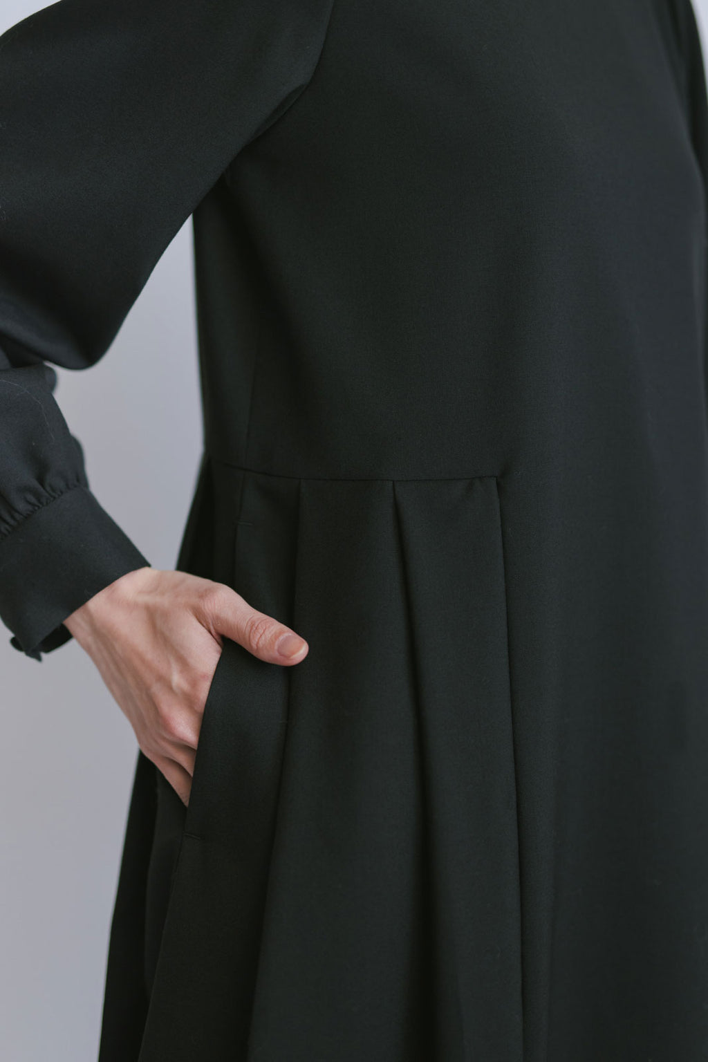 「わたしたちらしい、オケージョンのかたち」きちんとしたブラックワンピース