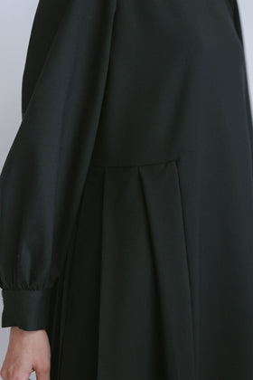 「わたしたちらしい、オケージョンのかたち」きちんとしたブラックワンピース