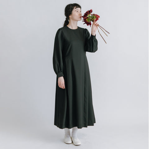 「わたしたちらしい、オケージョンのかたち」きちんとしたブラックワンピース (M)